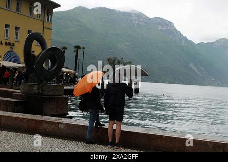 Rival del garda/Itlay/31 mai 2024/ chute de pluie dans le lac de garde ou Riva del garda Itlay Banque D'Images