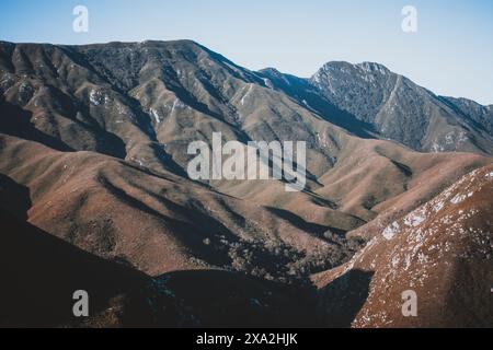 Cette photographie à couper le souffle capture le terrain accidenté et vallonné d'une chaîne de montagnes en Afrique du Sud. Les ombres et les textures étonnantes le rendent idéal Banque D'Images