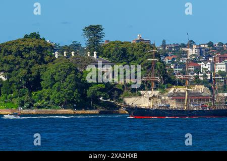 Le port de Sydney en Australie, y compris la barque James Craig et Admiralty House, la résidence officielle du gouverneur général de l'Australie à Sydney. Banque D'Images