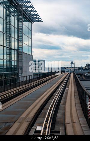 Aéroport de Francfort, Allemagne - 19 février 2024 : voie du train Skyline reliant les terminaux 1 et 2 Banque D'Images