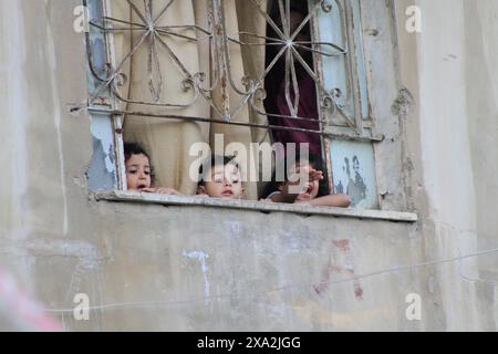Naplouse, Palestine. 03 juin 2024. Un enfant palestinien se tient à la fenêtre de sa maison alors que des soldats israéliens effectuent un raid sur le camp de réfugiés de Balata. Crédit : SOPA images Limited/Alamy Live News Banque D'Images