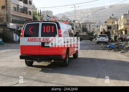 Naplouse, Palestine. 03 juin 2024. Des ambulances palestiniennes sont stationnées alors que des affrontements ont lieu entre manifestants palestiniens et troupes israéliennes lors d'un raid sur le camp de réfugiés de Balata. Crédit : SOPA images Limited/Alamy Live News Banque D'Images