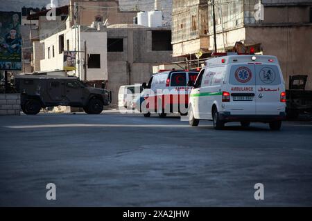Naplouse, Palestine. 03 juin 2024. Des ambulances palestiniennes sont stationnées alors que des affrontements ont lieu entre manifestants palestiniens et troupes israéliennes lors d'un raid sur le camp de réfugiés de Balata. Crédit : SOPA images Limited/Alamy Live News Banque D'Images