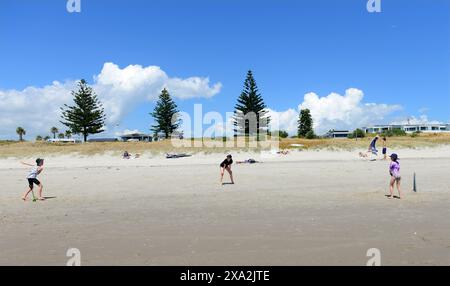 Jouer au cricket sur la belle plage de Tauranga, Nouvelle-Zélande. Banque D'Images