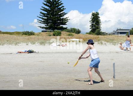 Jouer au cricket sur la belle plage de Tauranga, Nouvelle-Zélande. Banque D'Images