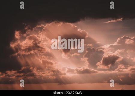 Une image enchanteresse capturant les rayons dorés du soleil brisant à travers les nuages au-dessus du fleuve Zambèze créant une atmosphère chaleureuse et éthérée idéale pour ajouter Banque D'Images