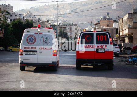 Naplouse, Palestine. 03 juin 2024. Des ambulances palestiniennes sont stationnées alors que des affrontements ont lieu entre manifestants palestiniens et troupes israéliennes lors d'un raid sur le camp de réfugiés de Balata. (Photo de Nasser Ishtayeh/SOPA images/Sipa USA) crédit : Sipa USA/Alamy Live News Banque D'Images