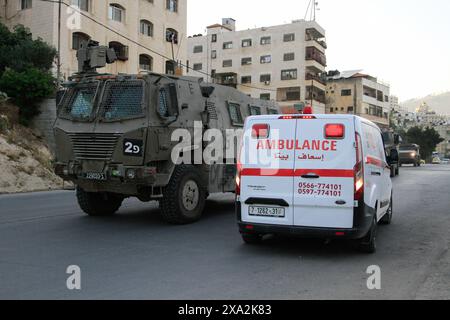 Naplouse, Palestine. 03 juin 2024. Des ambulances palestiniennes sont stationnées alors que des affrontements ont lieu entre manifestants palestiniens et troupes israéliennes lors d'un raid sur le camp de réfugiés de Balata. (Photo de Nasser Ishtayeh/SOPA images/Sipa USA) crédit : Sipa USA/Alamy Live News Banque D'Images