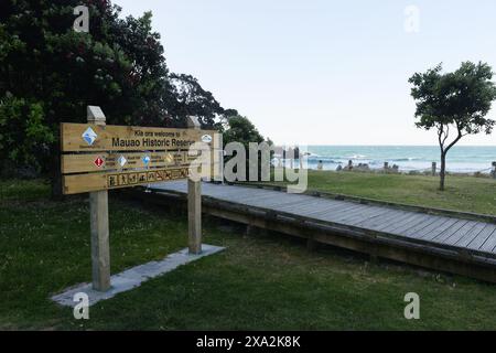 Le début du sentier de la réserve historique de Mauao jusqu'au mont Maunganui à Tauranga, Nouvelle-Zélande. Banque D'Images