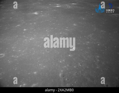 (240604) -- PÉKIN, 4 juin 2024 (Xinhua) -- cette image publiée par la China National Space Administration (CNSA) le 4 juin 2024, qui a été prise avec la caméra d'atterrissage sur l'atterrisseur de la sonde Chang'e-6, montre une vue de la surface lunaire. L'ascendant de la sonde chinoise Chang'e-6 a décollé de la surface lunaire mardi matin, transportant des échantillons prélevés de l'autre côté de la lune, un exploit sans précédent dans l'histoire de l'exploration lunaire humaine. L'ascendant est entré dans une orbite prédéfinie autour de la lune, a déclaré la China National Space Administration (CNSA). (CNSA/documentation via Xinhua) Banque D'Images