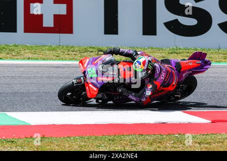 Scarperia, Italie. 02 juin 2024. Franco Morbidelli d'Italie et Prima Pramac Racing vus en action lors du MotoGP GP7 Gran Premio d'Italia Brembo - course sur le circuit Mugello. (Photo de Fabrizio Carabelli/SOPA images/Sipa USA) crédit : Sipa USA/Alamy Live News Banque D'Images