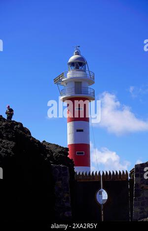 Paysage avec phare à Punta de Teno, côte nord-ouest, Tenerife, Îles Canaries, Espagne, Europe Phare rouge et blanc devant le ciel bleu Banque D'Images