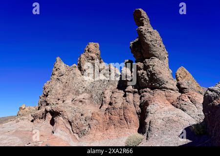 Sur le chemin du Mont Teide, El Teide, Pico del Teide, volcan dans le parc national du Teide sur Tenerife, îles Canaries, Espagne, Europe, plusieurs rochers Banque D'Images