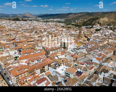 Vue aérienne d'une ville espagnole avec des maisons et des toits densément emballés, entouré de collines et de montagnes pittoresques, Antequera, Malaga, Andalousie, Espagne Banque D'Images