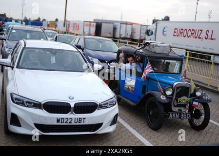 Une voiture Austin d'époque ornée de drapeaux union Jack, faisant partie du voyage du Military Vehicle Trust en Normandie, attend en ligne pour monter à bord du Brittany Ferry Ship Mont St Michel alors qu'il met les voiles du port de Portsmouth au Royaume-Uni à Ouistreham, à Caen, en France. Le navire transportera 31 vétérans du jour J et de la Normandie qui voyagent avec la Royal British Legion et Spirit of Normandy Trust pour participer aux commémorations marquant le 80e anniversaire du jour J. Date de la photo : mardi 4 juin 2024. Banque D'Images