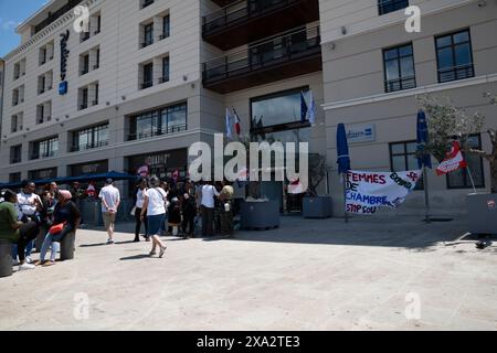 Marseille, France. 3 juin 2024.grève des servantes devant l'entrée du Radisson Blu sur le Vieux Port de Marseille. Ces employés réclament des augmentations de salaire et de meilleures conditions de travail. Crédit : David GABIS/Alamy Live News Banque D'Images