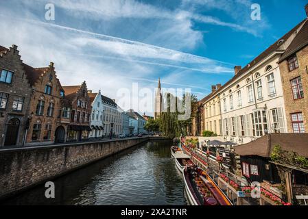 Vue panoramique du canal de Bruges depuis Rozenhoedkaai - Bruges, Belgique Banque D'Images