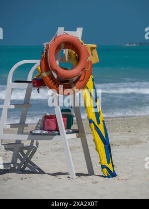 Poste de sauveteur avec bouée de sauvetage et échelle sur la plage, Abu Dhabi, Émirats arabes Unis Banque D'Images