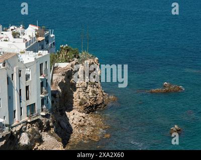 Bâtiments blancs sur des falaises surplombant la mer bleue, balcons saillant, ibiza, Espagne Banque D'Images