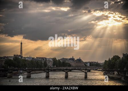 Magnifique coucher de soleil sur la Tour Eiffel, le Pont des Arts, la Seine et le Musée d'Orsay - Paris, France Banque D'Images