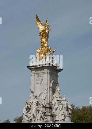 Statue d'ange doré s'élève sur un piédestal de marbre, ciel bleu en arrière-plan, Londres, Angleterre, Grande-Bretagne Banque D'Images