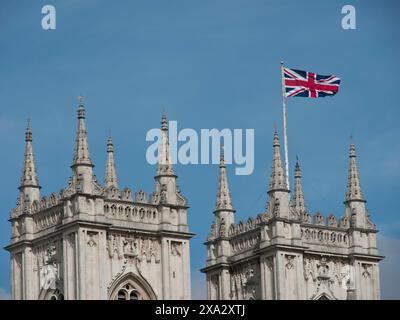 Tours gothiques avec drapeau Union Jack devant le ciel bleu en Grande-Bretagne, Londres, Angleterre, Grande-Bretagne Banque D'Images