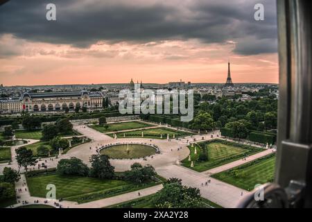 Coucher de soleil depuis la grande roue de Paris sur le jardin des Tuileries - Paris, France Banque D'Images