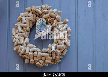 Couronne de porte en bouchons de vin avec un coeur en porcelaine sur un vieux Tor Tor, Palatinat du Sud, Palatinat, Rhénanie-Palatinat, Allemagne Banque D'Images