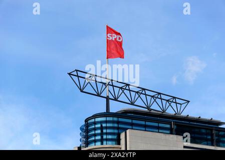 Drapeau rouge SPD vole sur un bâtiment moderne sous un ciel bleu clair, Willy-Brandt-Haus, siège de SPD, Berlin, Berlin, Allemagne Banque D'Images