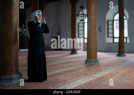 31 mai 2024, Afyonkarahisar, Turquie : une femme priant dans la mosquée historique Ulu à Afyonkarahisar. Afyonkarahisar, une ville en Turquie, attire l'attention avec ses ruines archéologiques reflétant la culture et l'art du Royaume phrygien et d'autres civilisations de milliers d'années, la célèbre route phrygienne, les grottes formées au cours de millions d'années et les premiers immeubles d'habitation dans l'histoire humaine, tourisme thermal avec la seule adhésion de l'Association des villes thermales historiques européennes (EHTTA) dans le pays et le titre de ville gastronomique enregistré par l'UNESCO. (Crédit image : © Tunahan Turhan/SOPA Banque D'Images