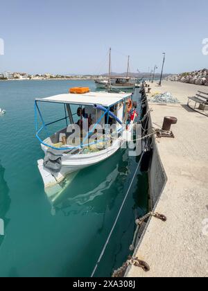 Bateau de pêche amarré au mur du quai dans le port de Kokkinos Pyrgos, filets de pêche à bord, Kokkinos Pyrgos, Crète, Grèce Banque D'Images