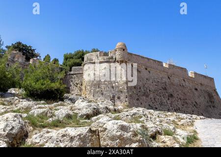 Mur de la forteresse avec l'un des 10 dix tours de guet sur le côté est des ruines de la forteresse historique Fortetza Fortezza de Réthymnon construit par la République de Banque D'Images