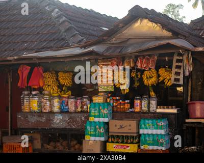 Udupi, INDE - 27 décembre 2024 : épicerie locale vendant des fruits, des boissons froides et des chocolats locaux dans le sud de l'inde Banque D'Images