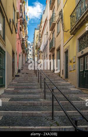 Calçada da Bica Grande, une rue piétonne escarpée historique et pittoresque, à Lisbonne, Portugal. Il relie le quartier Bairro Alto avec le centre-ville, c Banque D'Images