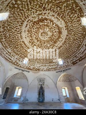 Vue de l'intérieur du bâtiment en dôme ancienne mosquée Sultan Ibrahim avec plafond en mosaïque dans le dôme construit 1646 après la conquête ottomane de la Crète à l'ancien site Banque D'Images