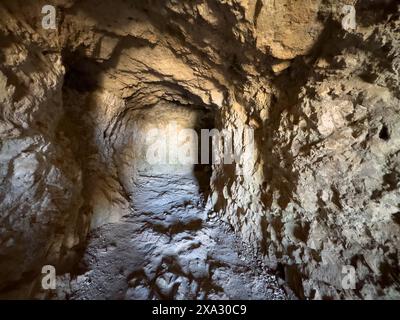 Grotte avec passage taillé dans la roche sur le site de la forteresse historique Fortetza Fortezza de Réthymnon construite par la République de Venise au XVIe siècle Banque D'Images