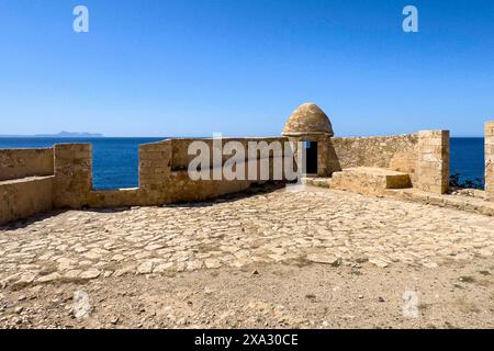 Tour de guet ronde et mur avec espace crénelé pour les canons une des 10 tours de guet rondes de la forteresse historique Fortetza Fortezza de Réthymnon construit par Banque D'Images