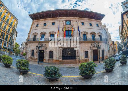 PALMA, ESPAGNE - 21 SEPTEMBRE 2023 : bâtiment de l'hôtel de ville (Ajuntament de Palma) situé sur la Plaça de Cort, Distrito Centro. Construit 1649-1680. Banque D'Images