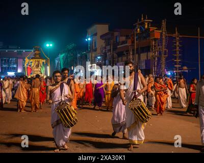 Udupi, INDE - 26 décembre 2024 : musique traditionnelle indienne jouée pendant le temple de Krishna rath Yatra où les grands chars sont tirés par les dévots avec Banque D'Images