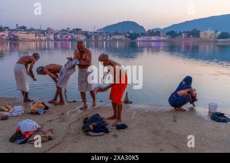 Pèlerins au lac Pushkar au lever du soleil, Pushkar, Rajasthan, Inde, Asie du Sud. Banque D'Images