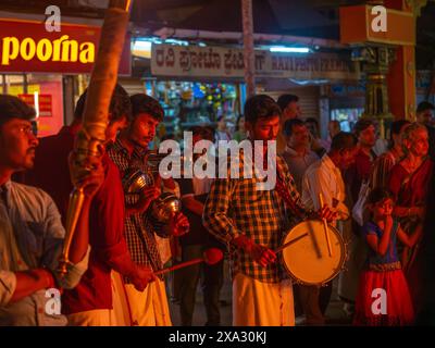 Udupi, INDE - 26 décembre 2024 : musique traditionnelle indienne jouée pendant le temple de Krishna rath Yatra où les grands chars sont tirés par les dévots avec Banque D'Images