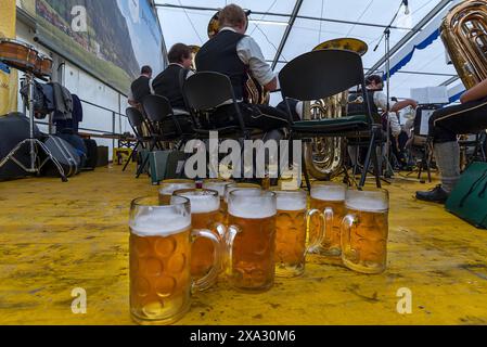 Tasses à bière complètes sur la scène des musiciens dans une chapiteau, à l'arrière du groupe, Bad Hindelang, Allgaeu, Bavière, Allemagne Banque D'Images