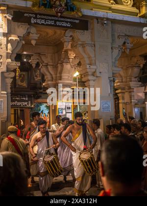 Udupi, INDE - 26 décembre 2024 : musique traditionnelle indienne jouée pendant le temple de Krishna rath Yatra où les grands chars sont tirés par les dévots avec Banque D'Images