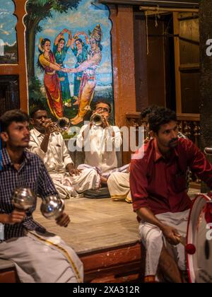 Udupi, INDE - 26 décembre 2024 : musique traditionnelle indienne jouée pendant le temple de Krishna rath Yatra où les grands chars sont tirés par les dévots avec Banque D'Images