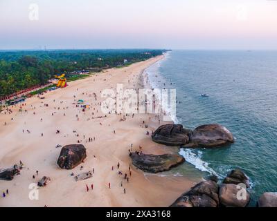 Udupi, INDE - 26 décembre 2024 : vue aérienne d'un touriste appréciant la plage de la mer d'Arabie avec sable et eau bleue. Plage de Kapu au Karnataka. Banque D'Images