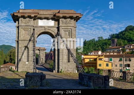 Le pont historique Ponte delle Catene sur la rivière Lima à Bagni di Lucca dans le district de Formoli, Bagni di Lucca, Toscane, Italie, Sud Banque D'Images