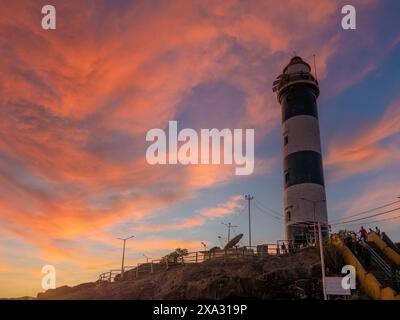 Udupi, INDE - 27 décembre 2024 : phare de plage de Kapu avec un beau ciel au coucher du soleil. Attraction touristique dans Karnataka Banque D'Images