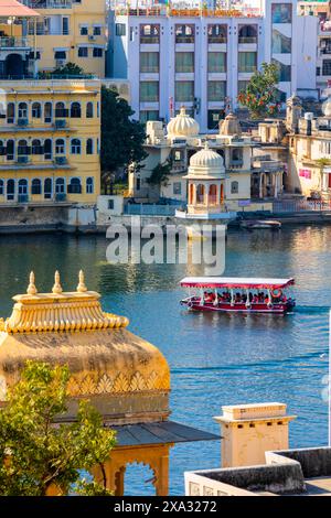 Bateau touristique sur le lac Pichola, Udaipur, Rajasthan, Inde, Asie du Sud. Banque D'Images