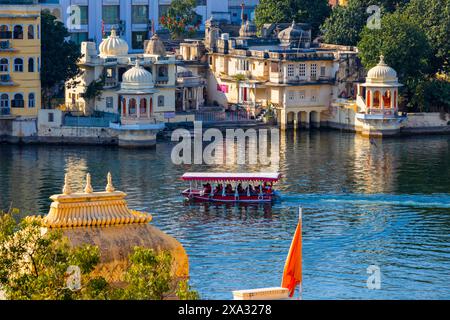 Bateau touristique sur le lac Pichola avec le Palais de la ville en arrière-plan, Udaipur, Rajasthan, Inde, Asie du Sud. Banque D'Images