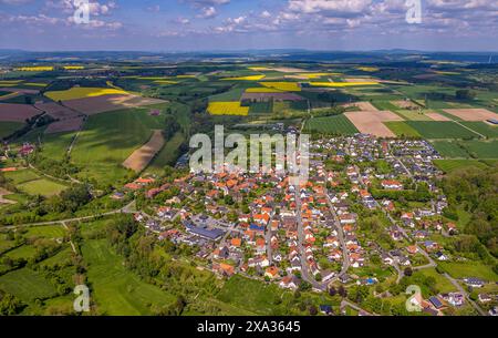 Vue aérienne, quartier résidentiel, vue sur Borgholz, église catholique équipée Marien, vue lointaine avec ciel bleu et prairies et champs carrelés, Borgholz, Borgen Banque D'Images